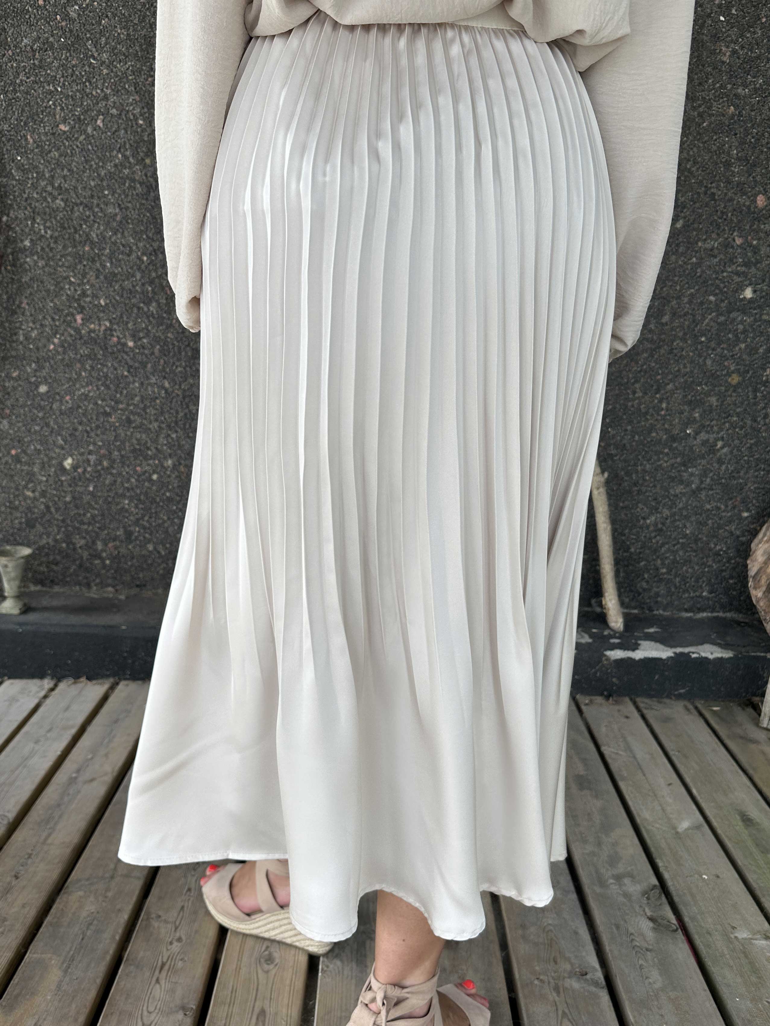 Aglaia - Sød plisseret nederdel i shiny stof